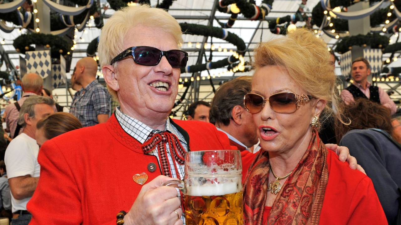 Heino mit Ehefrau Hannelore beim Oktoberfest auf der Theresienwiese in München im Jahr 2010.