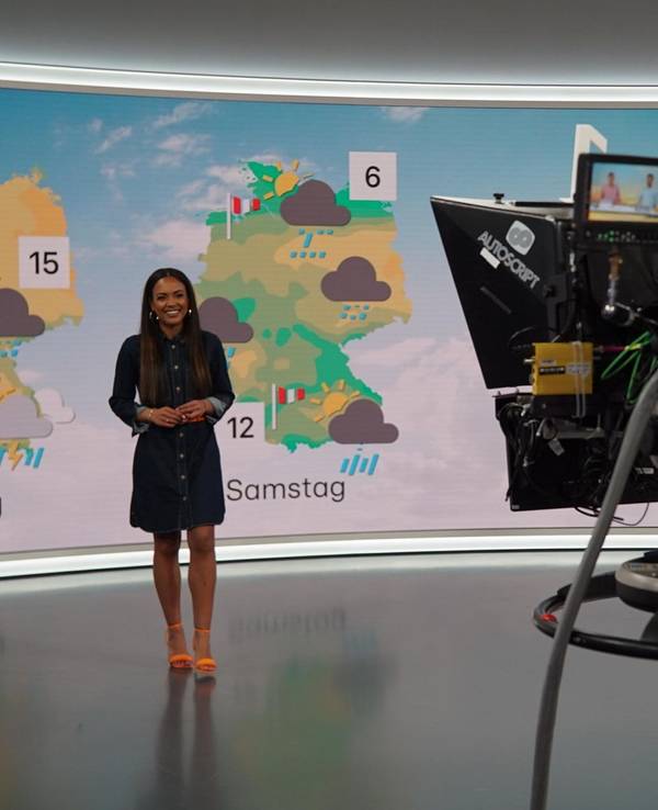 RTL-Moderatorin Janique Johnson im Studio.