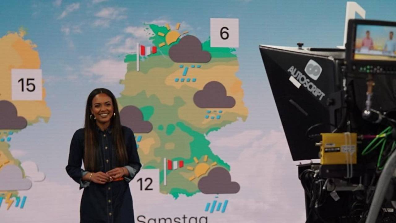 RTL-Moderatorin Janique Johnson im Studio.