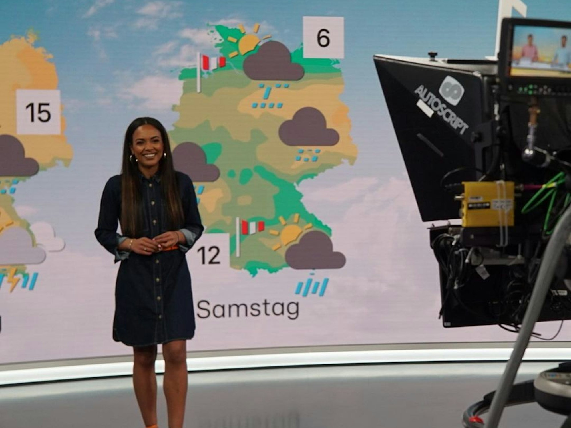 RTL-Moderatorin Janique Johnson im Studio.