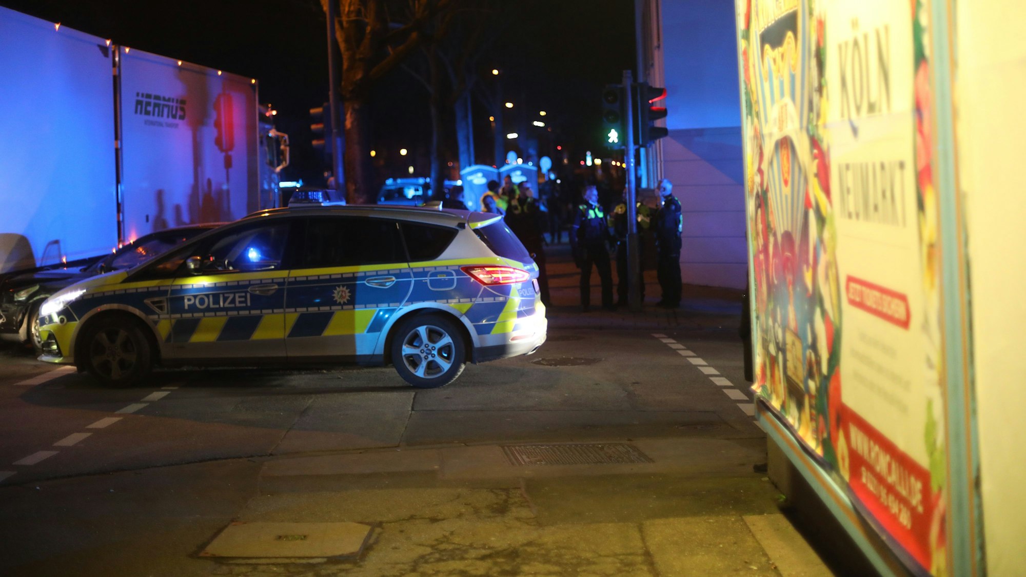 Ein Polizeifahrzeug steht auf der Straße.