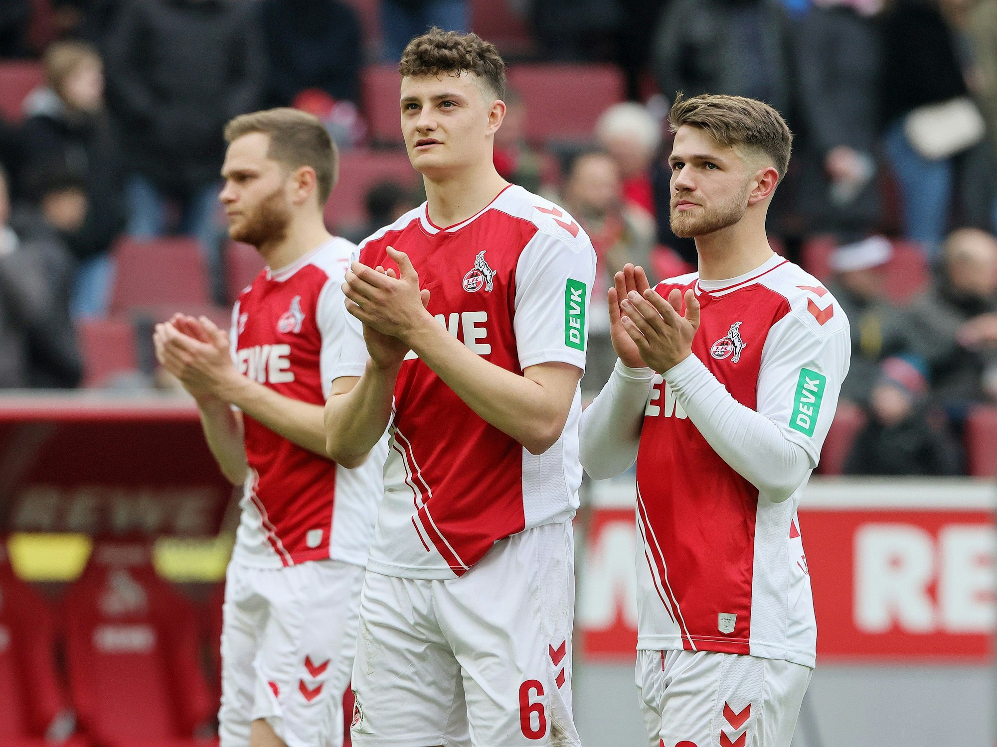 Benno Schmitz, Eric Martel und Jan Thielmann applaudieren.