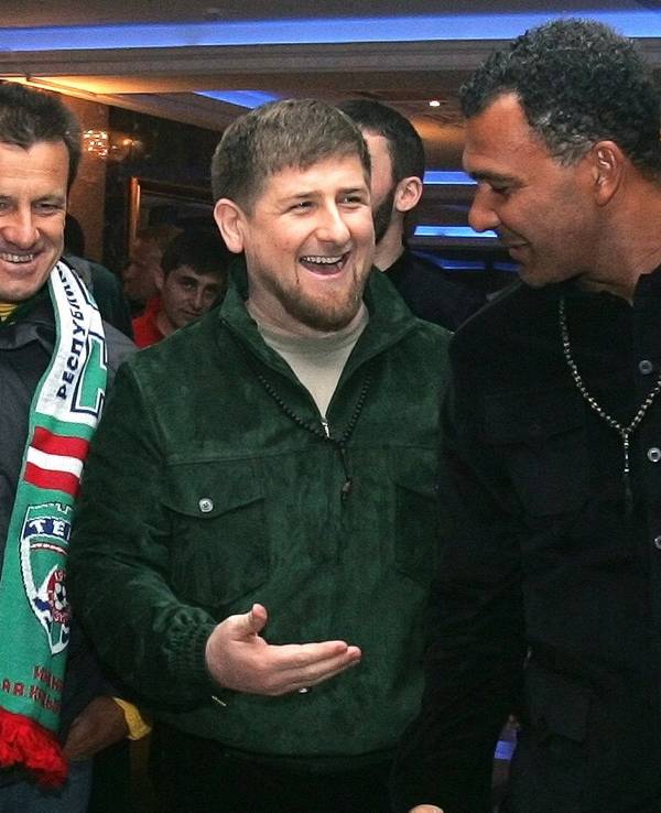 Der damalige Trainer von Tschechenien, Ruud Gullit (r.), der tschechenische Präsident Ramsan Kadyrow (Mitte) und der ehemalige brasilianische Fußballer Carlos Dunga 2011 vor einem Benefiz-Fußballspiel in Grosny. Auch Lothar Matthäus kickte mit.