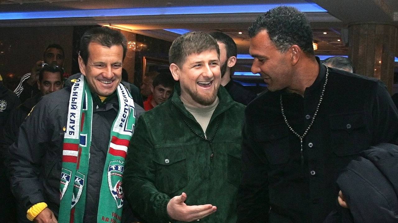 Der damalige Trainer von Tschechenien, Ruud Gullit (r.), der tschechenische Präsident Ramsan Kadyrow (Mitte) und der ehemalige brasilianische Fußballer Carlos Dunga 2011 vor einem Benefiz-Fußballspiel in Grosny. Auch Lothar Matthäus kickte mit.