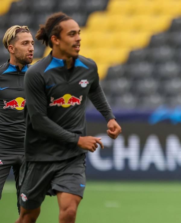 Leipzigs Trainer Marco Rose beobachtet das Abschlusstraining in Bern.