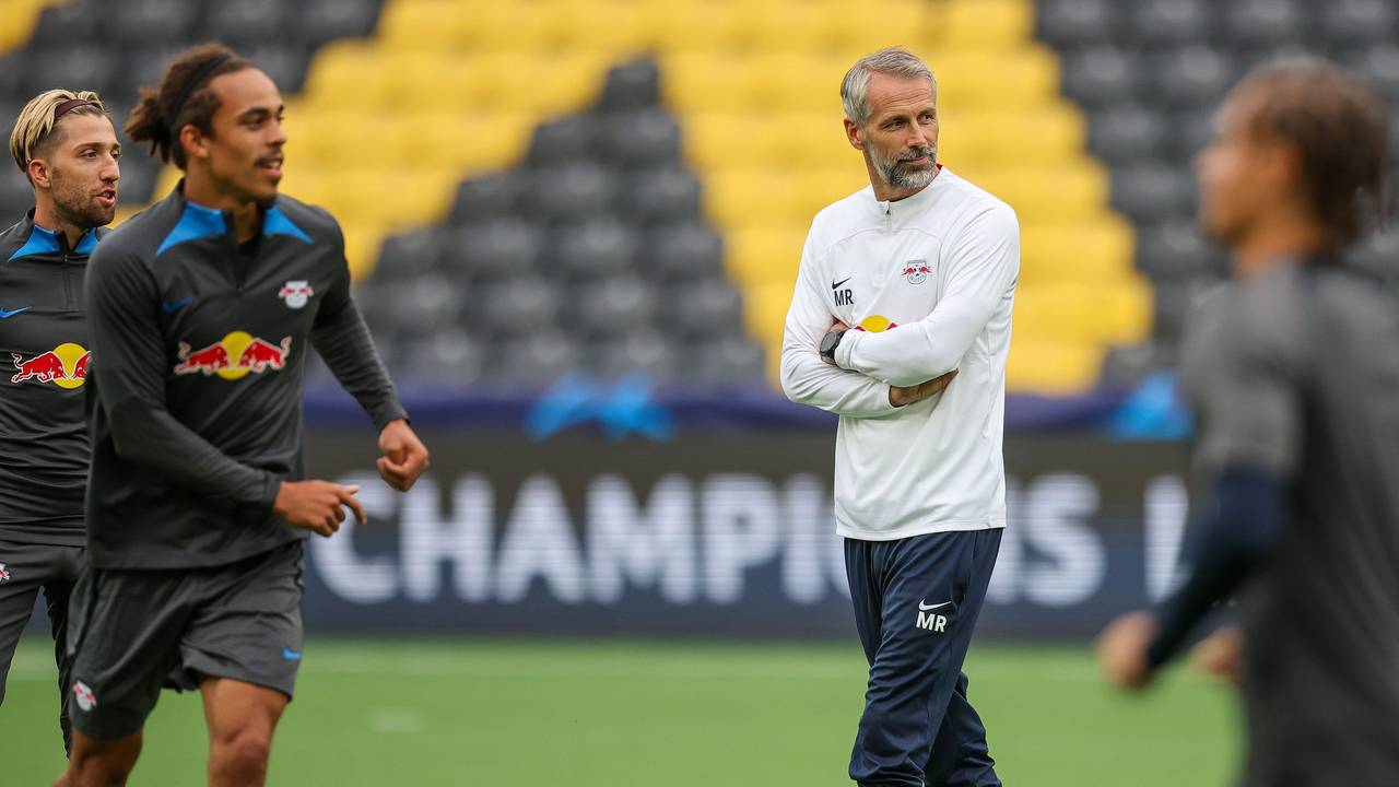 Leipzigs Trainer Marco Rose beobachtet das Abschlusstraining in Bern.