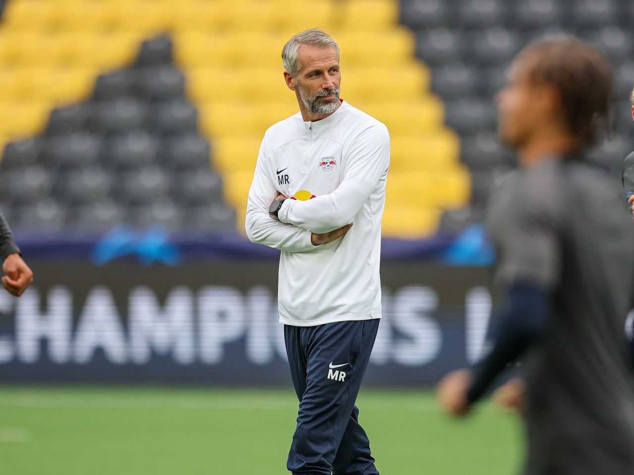 Leipzigs Trainer Marco Rose beobachtet das Abschlusstraining in Bern.
