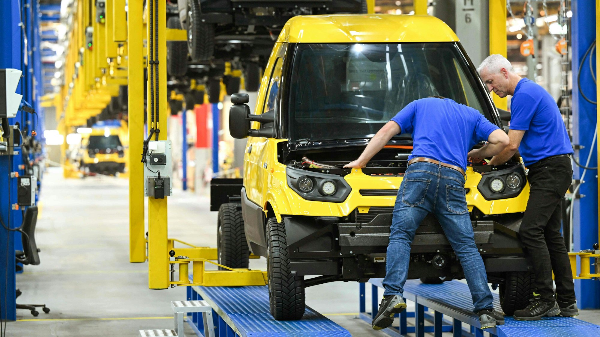 Mitarbeiter kontrollieren Mitte August ein montiertes Elektrofahrzeug im Werk von Neapco Europe in Düren.