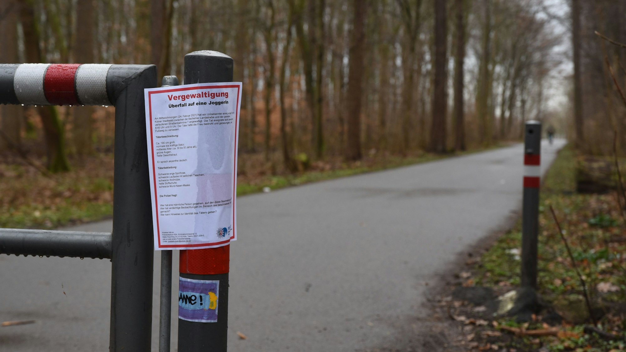 Zettel an einem kleinen Tor im Kölner Stadtwald. Die Polizei ermittelt wegen einer Vergewaltigung.