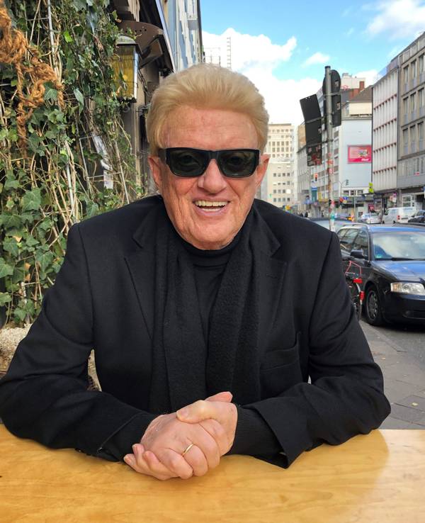 Sänger Heino steht vor einem Altbier-Brauhaus auf der Düsseldorfer Oststraße.