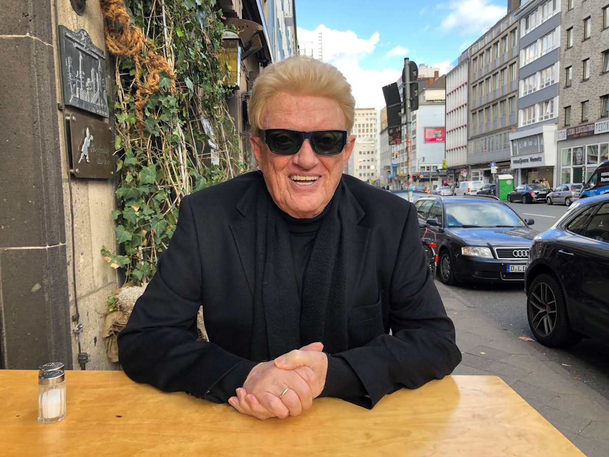Sänger Heino steht vor einem Altbier-Brauhaus auf der Düsseldorfer Oststraße.