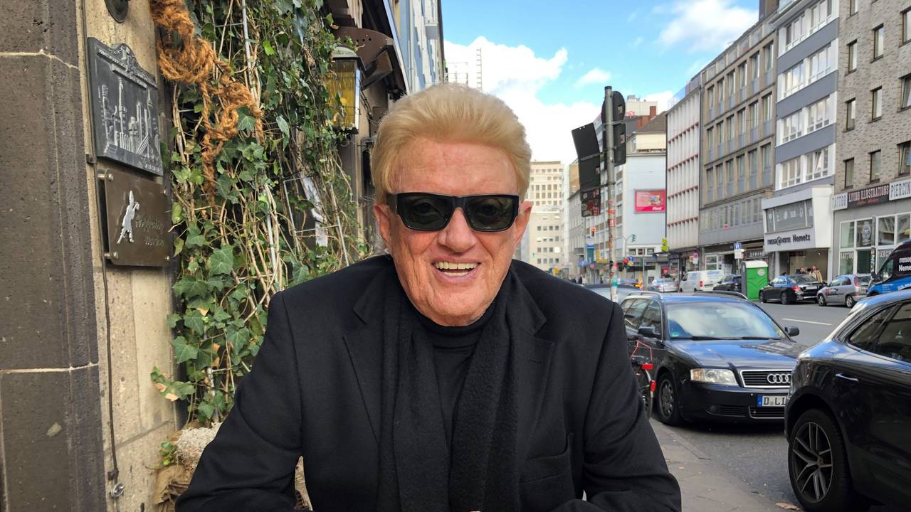Sänger Heino steht vor einem Altbier-Brauhaus auf der Düsseldorfer Oststraße.