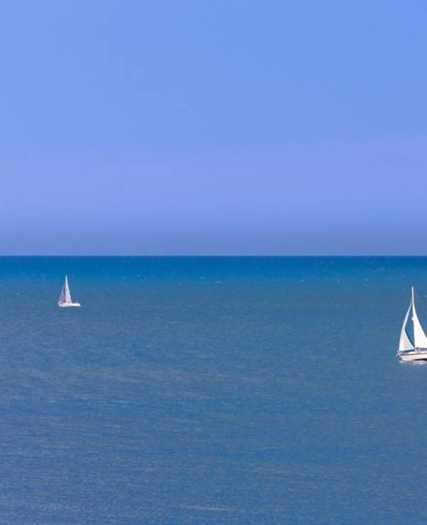 Ein Segelboot auf dem Meer.