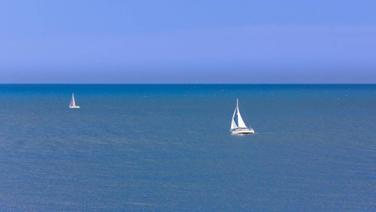 Ein Segelboot auf dem Meer.