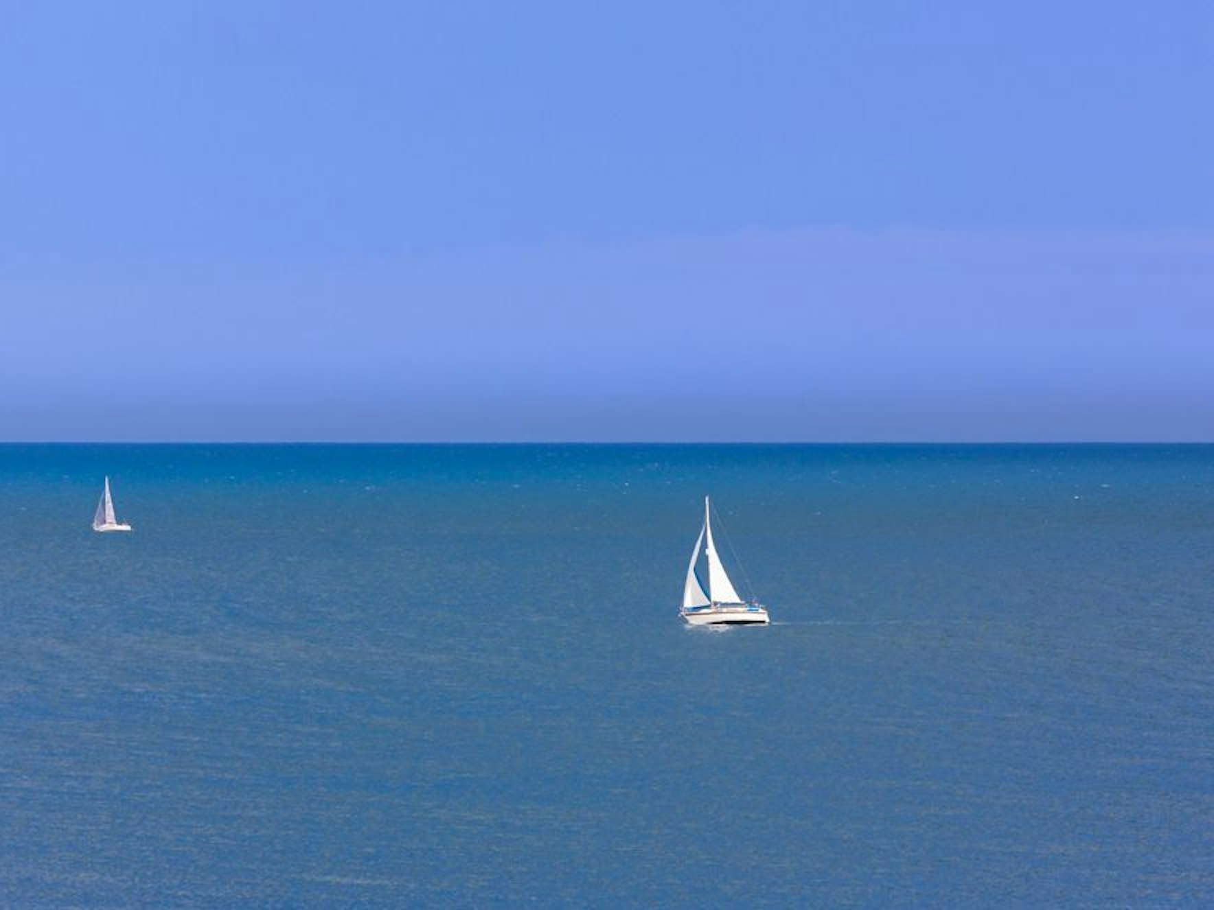 Ein Segelboot auf dem Meer.