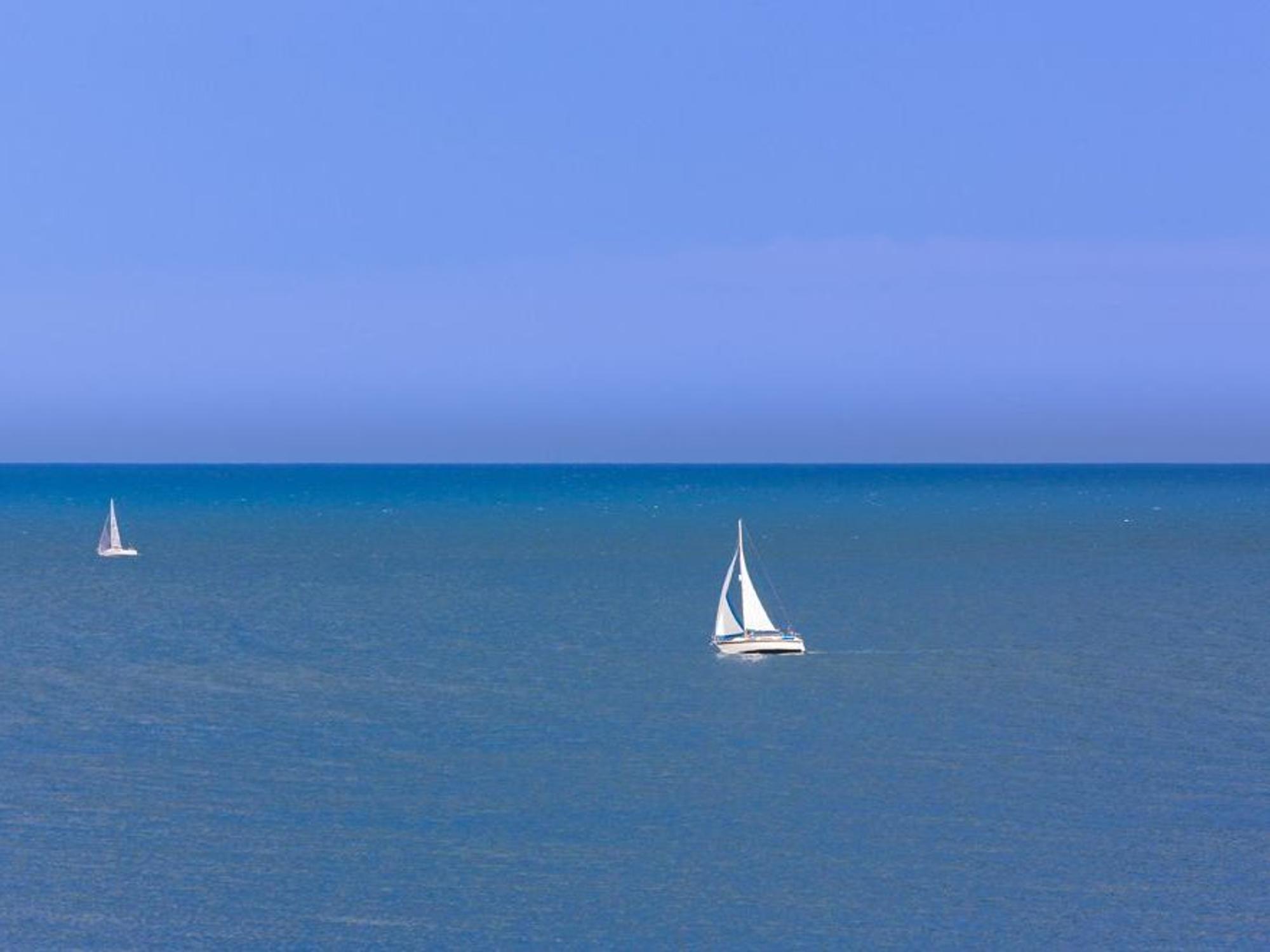 Ein Segelboot auf dem Meer.