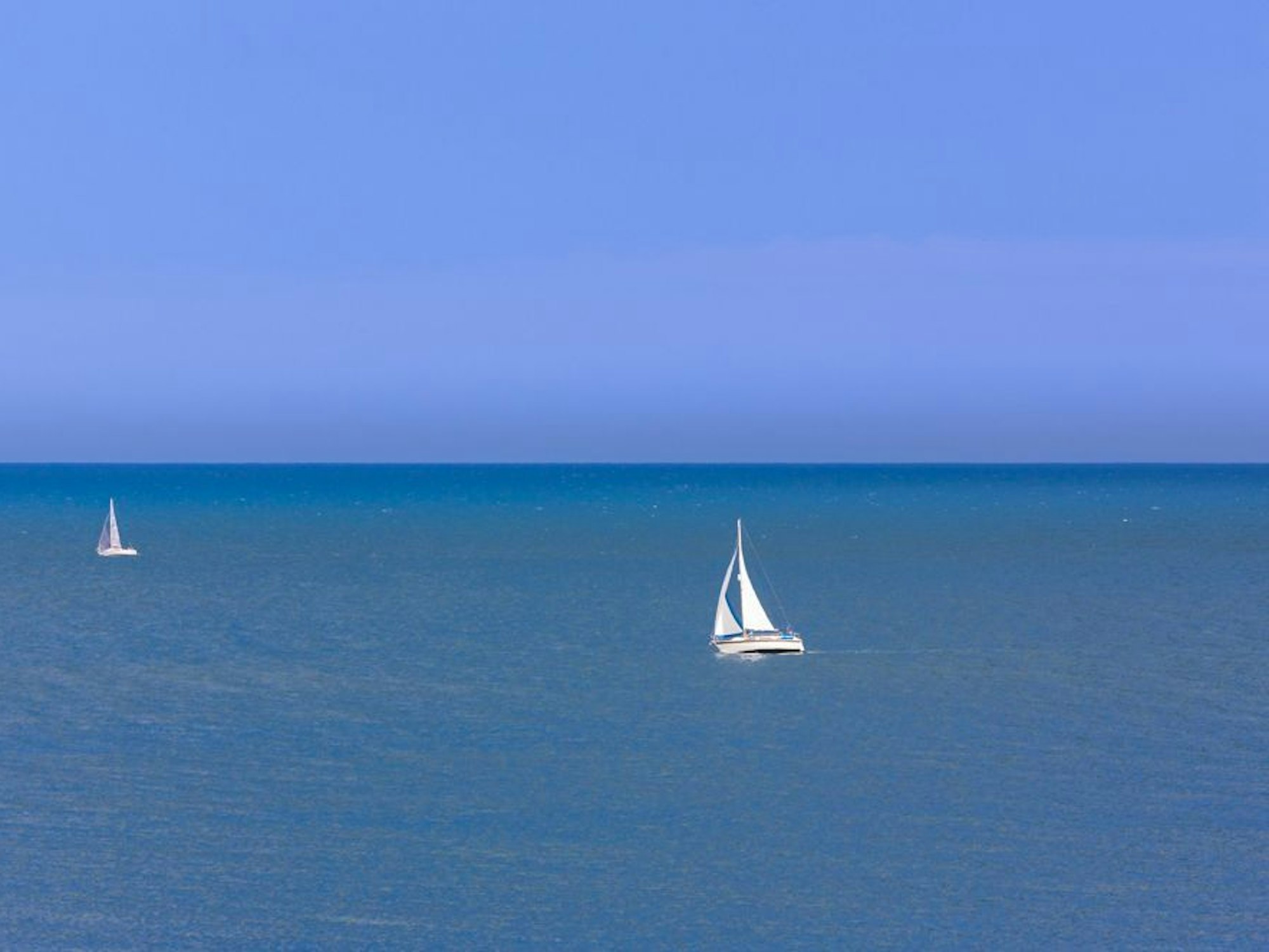 Ein Segelboot auf dem Meer.