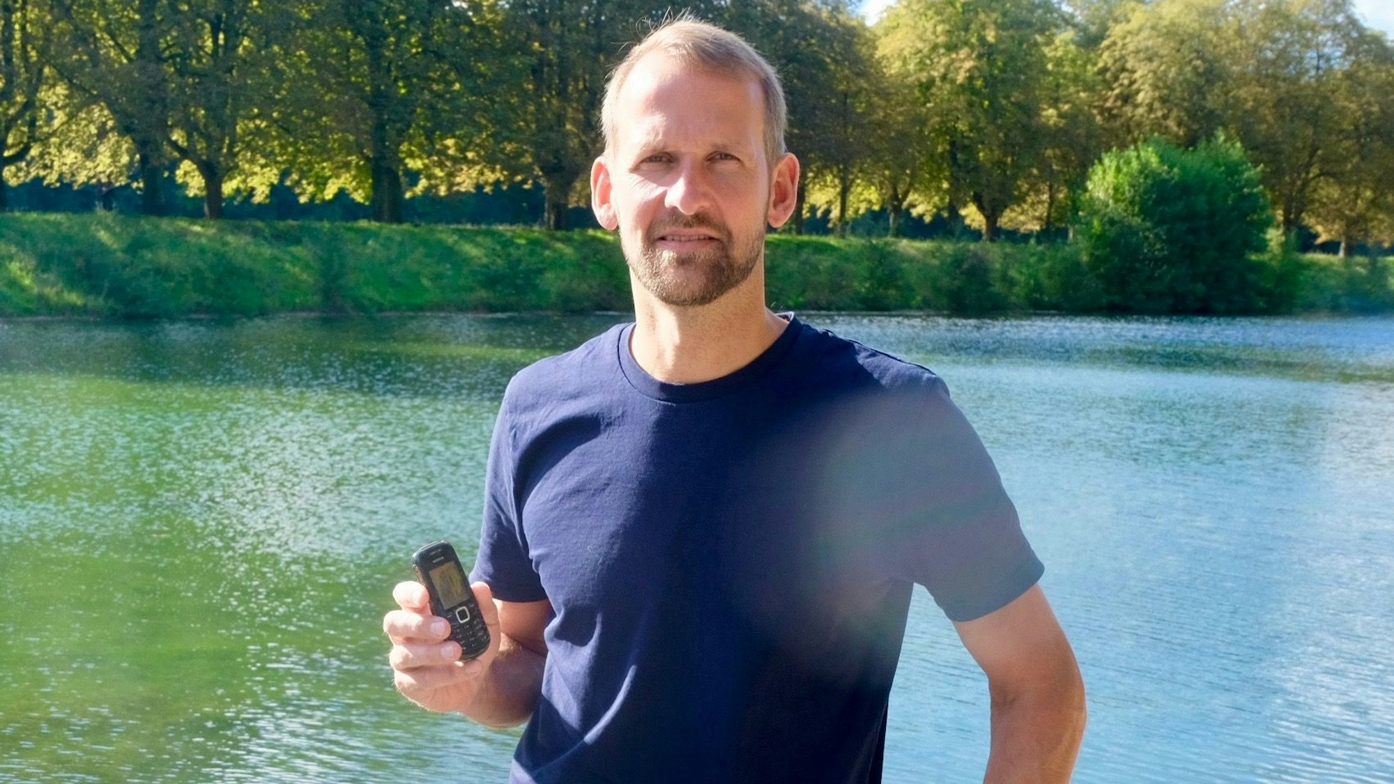 Manuel Skorzenski steht auf dem Steg vor dem Decksteiner Weiher.
