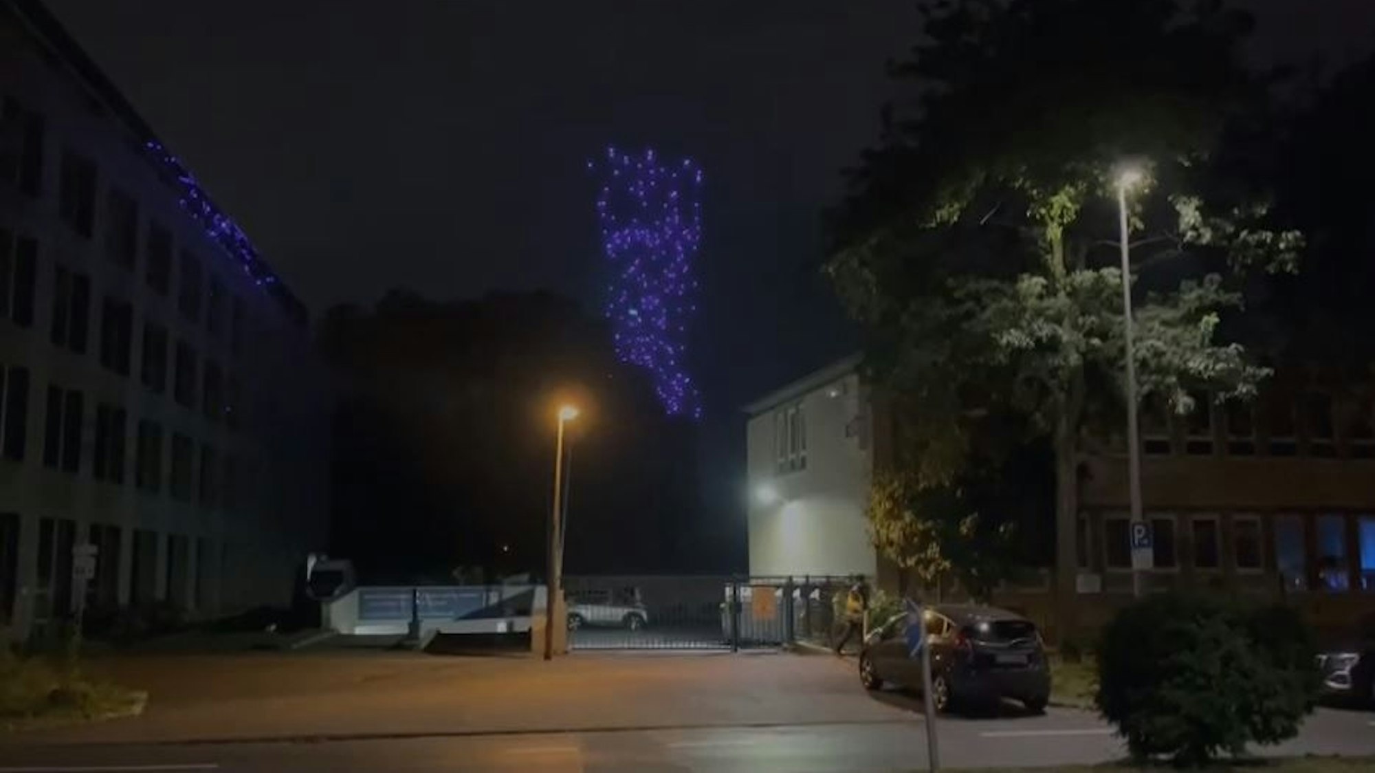 Unzählige blaue Punkte am Nachthimmel erstellen ein hell leuchtendes Bild über Köln.