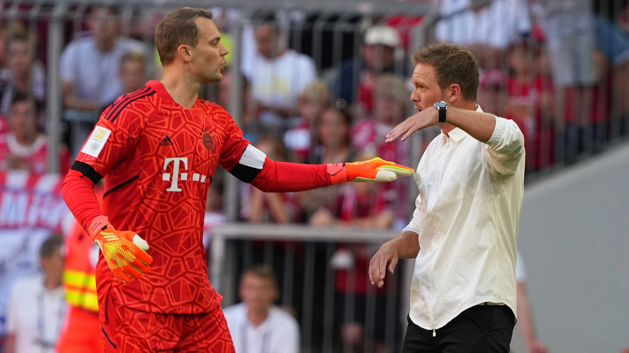 Münchens Torhüter Manuel Neuer spricht mit Münchens Cheftrainer Julian Nagelsmann.
