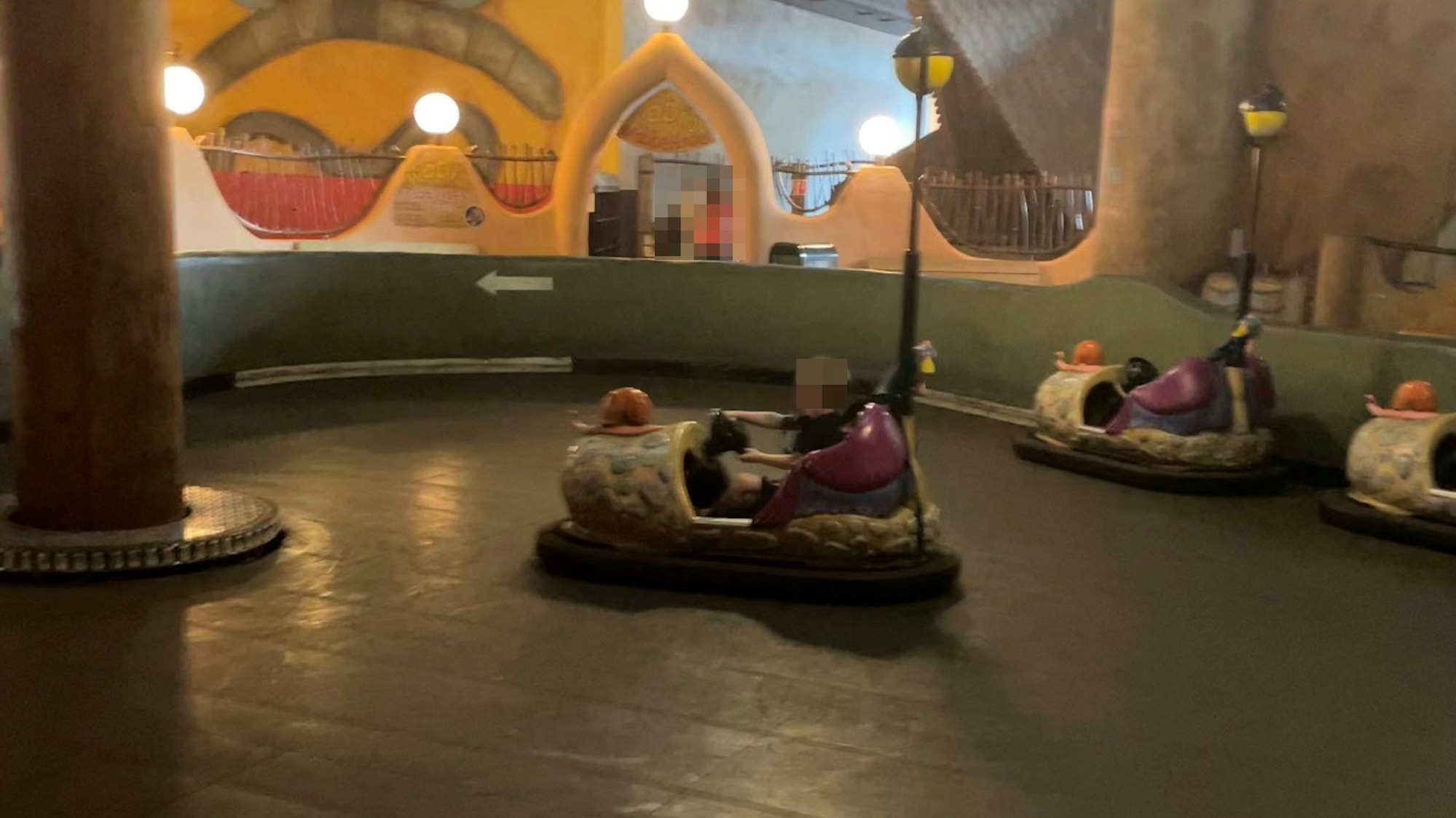 Kleines Kind fährt in einem kleinen Autoscooter.