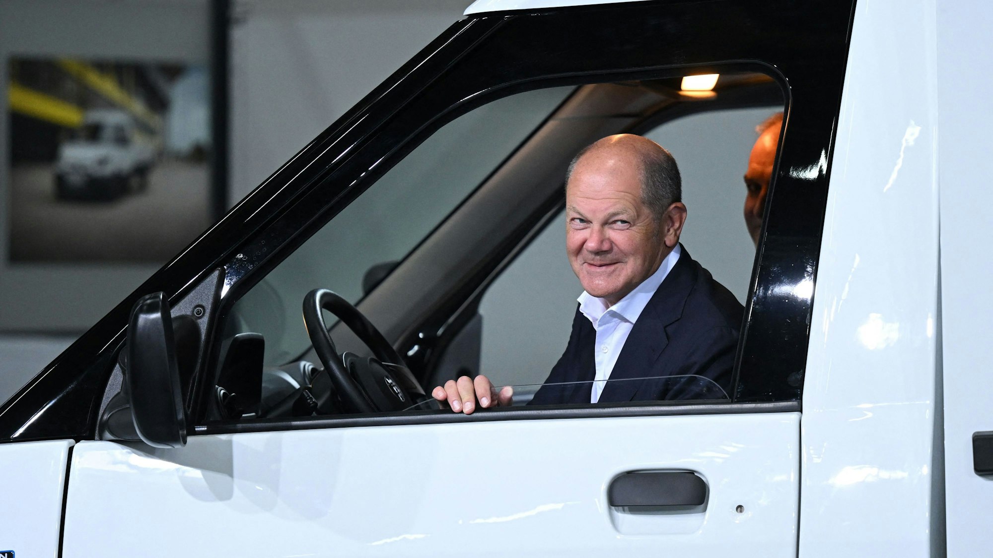 Neapco: Olaf Scholz in einem der Autos der Firma in Düren (2023).