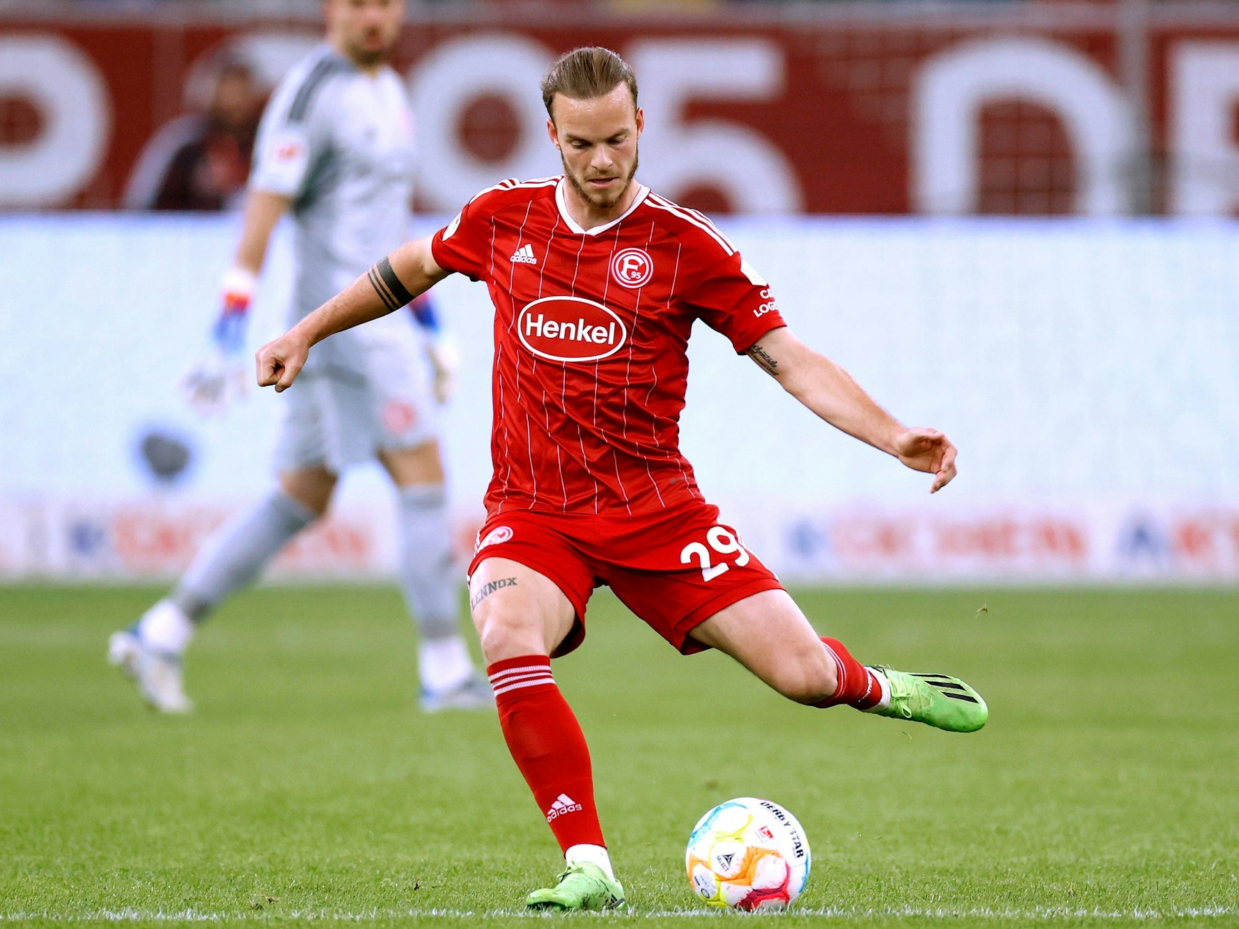 Jorrit Hendrix führt den Ball im Spiel gegen den 1. FC Kaiserslautern.