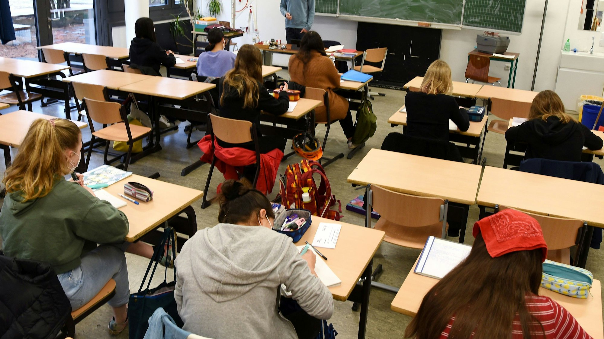 Schüler und Schülerinnen sitzen in einem Klassenzimmer in einer Kölner Schule.