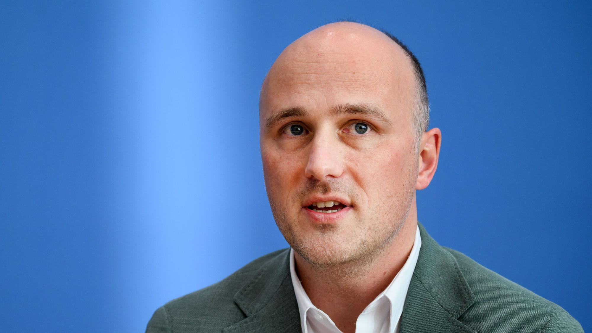 Sven Lehmann (Bündnis 90/Die Grünen) ist Parlamentarischer Staatssekretär im Bundesministerium für Familie, Senioren, Frauen und Jugend und Queer-Beauftragter der Bundesregierung.dpa