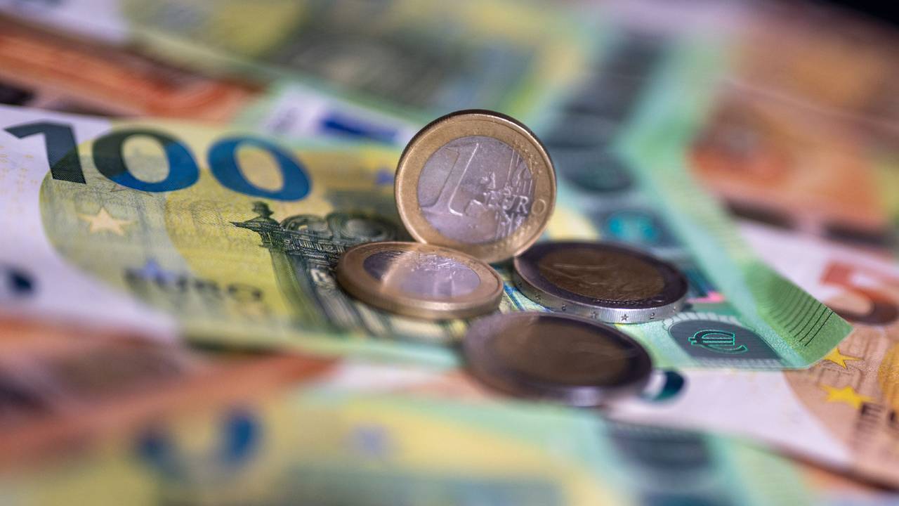 Geldscheine mit dem Wert von 100 und 50 Euro und Münzen liegen auf einem Tisch.