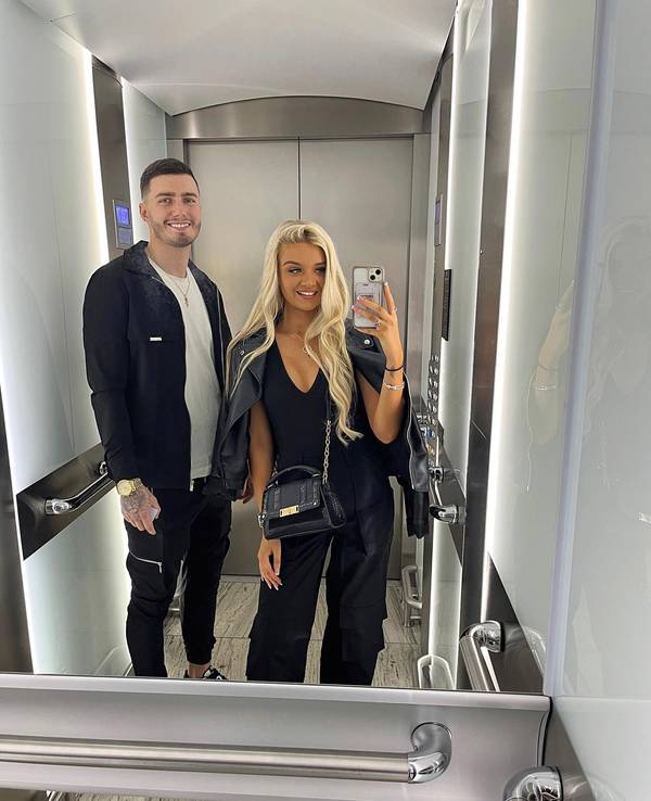 Ben Cull und Daisy Morrison beim Spiegel-Selfie.