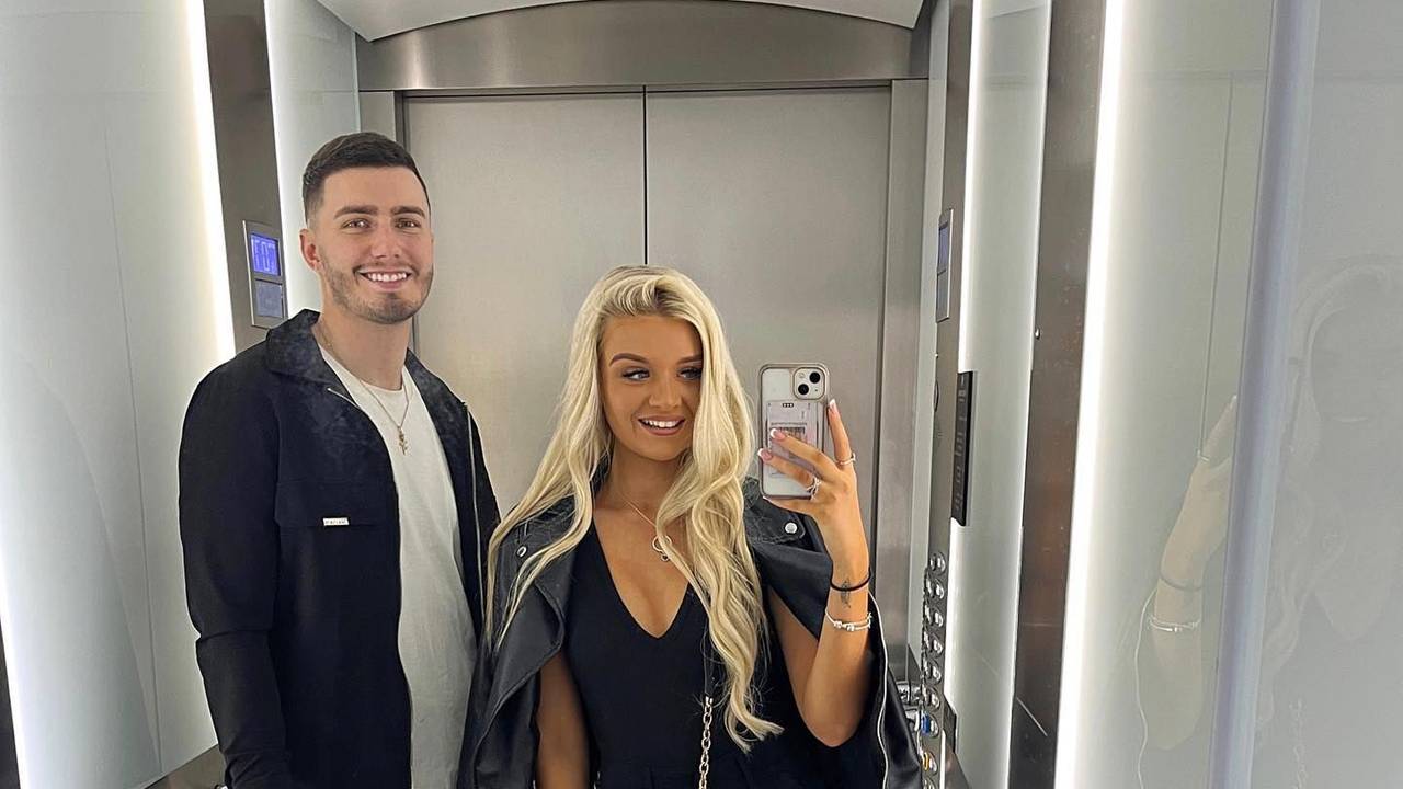 Ben Cull und Daisy Morrison beim Spiegel-Selfie.