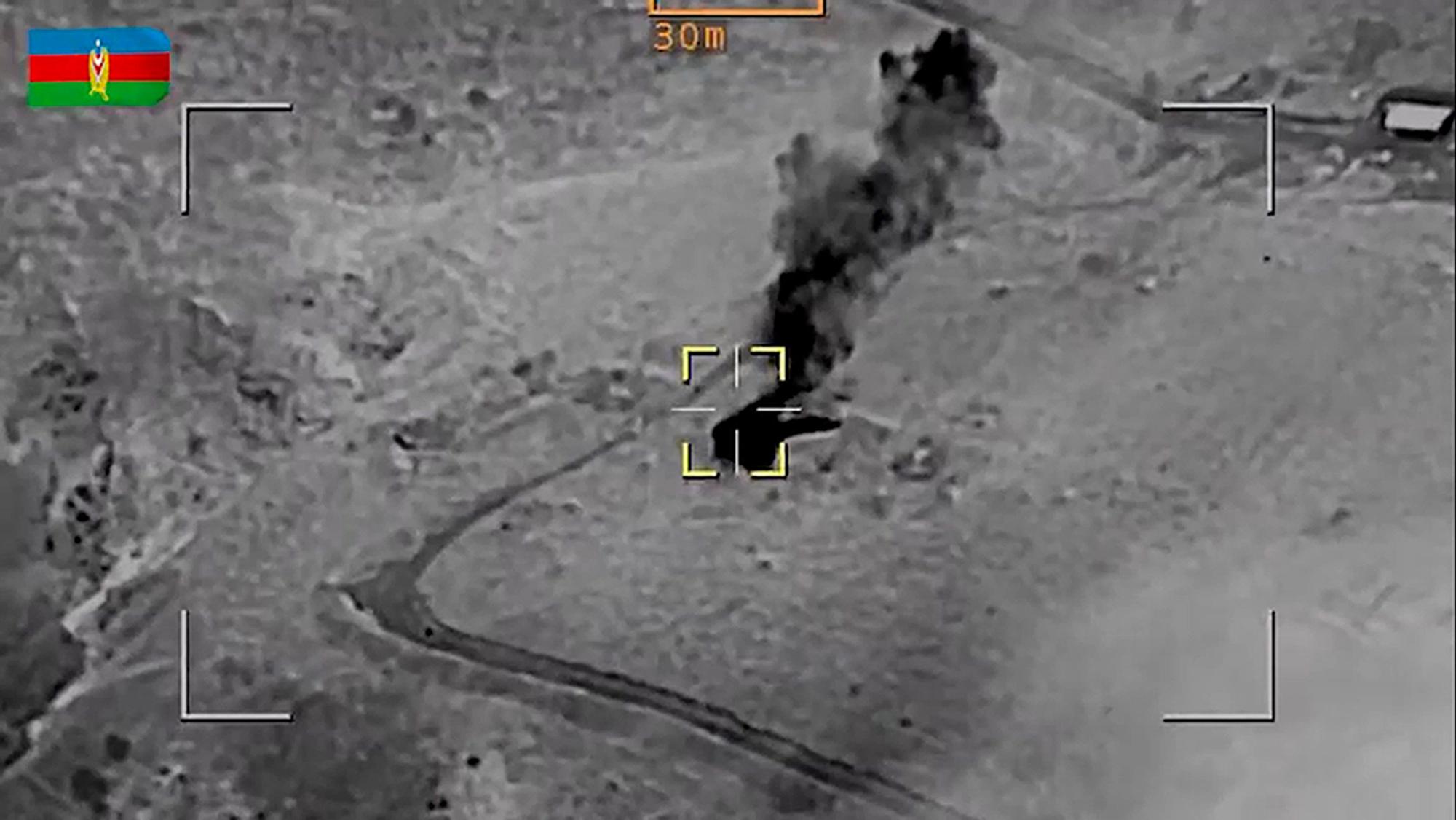 Auf diesem vom aserbaidschanischen Verteidigungsministerium über AP veröffentlichten Videostandbild steigt Rauch über einem Gebiet auf, in dem sich nach aserbaidschanischen Angaben Stellungen der armenischen Streitkräfte auf dem Gebiet von Berg-Karabach befinden.