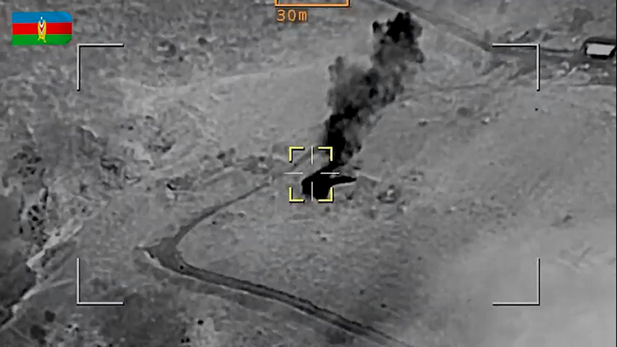 Auf diesem vom aserbaidschanischen Verteidigungsministerium über AP veröffentlichten Videostandbild steigt Rauch über einem Gebiet auf, in dem sich nach aserbaidschanischen Angaben Stellungen der armenischen Streitkräfte auf dem Gebiet von Berg-Karabach befinden.