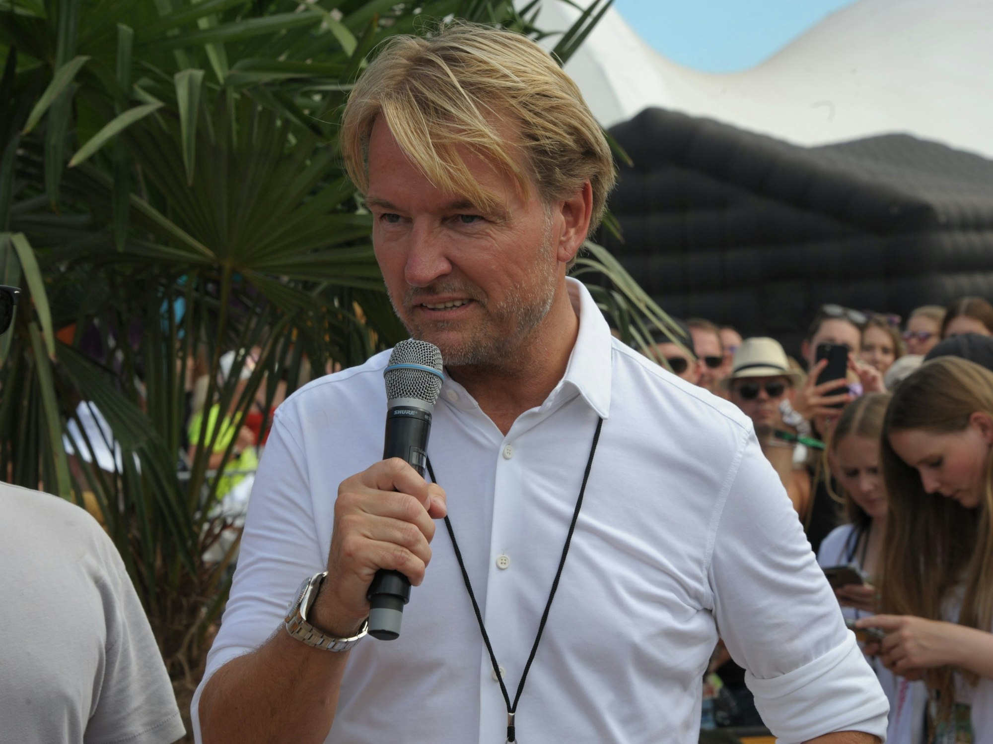 Mitorganisator Markus Krampe spricht auf dem Glücksgefühle-Festival.