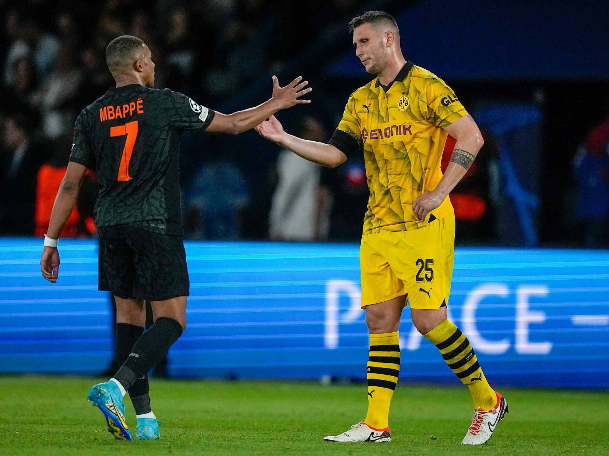 Niklas Süle und Kylian Mbappe klatschen sich ab.