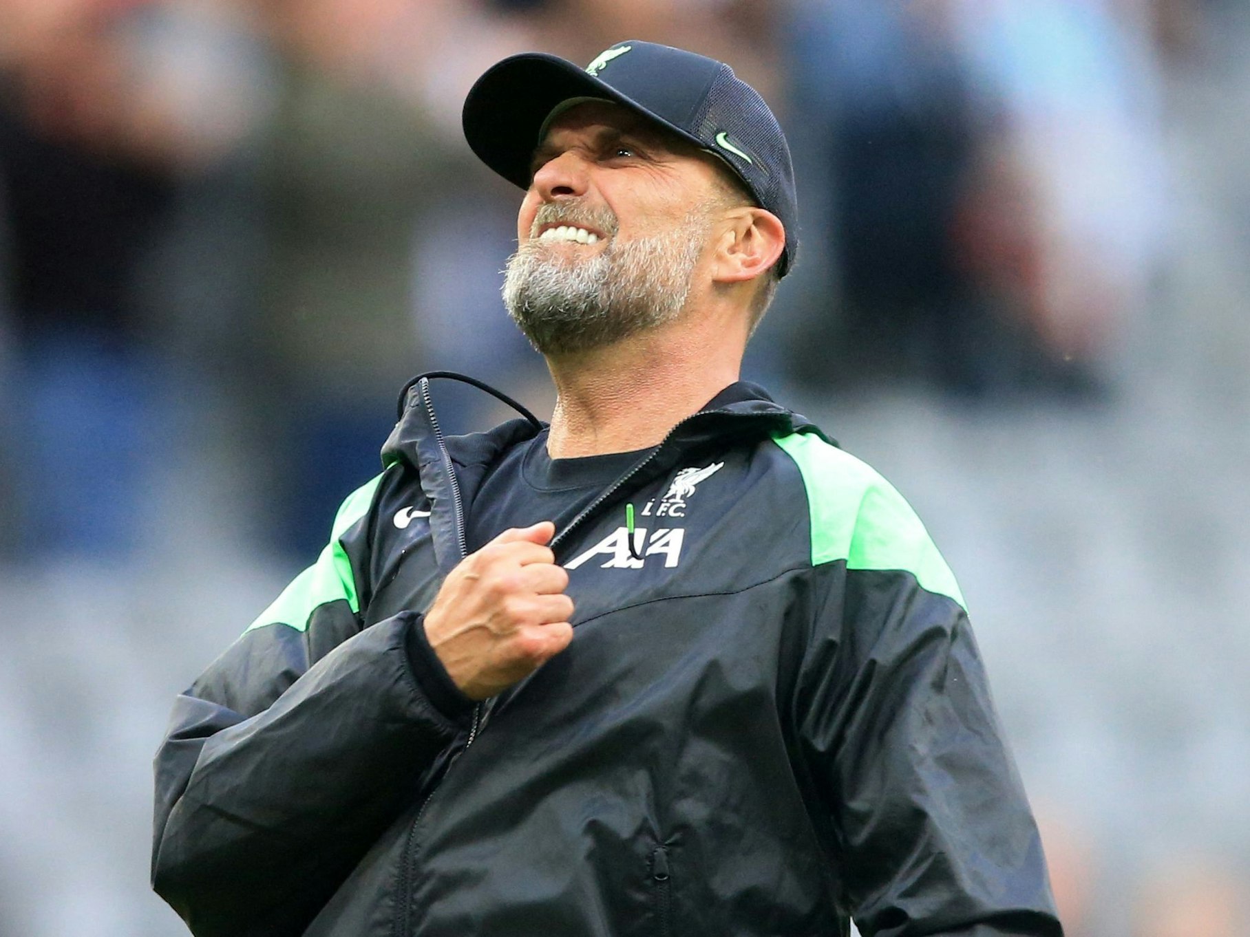 Jürgen Klopp schlägt sich nach dem Sieg von Liverpool bei Newcastle United auf die Brust.