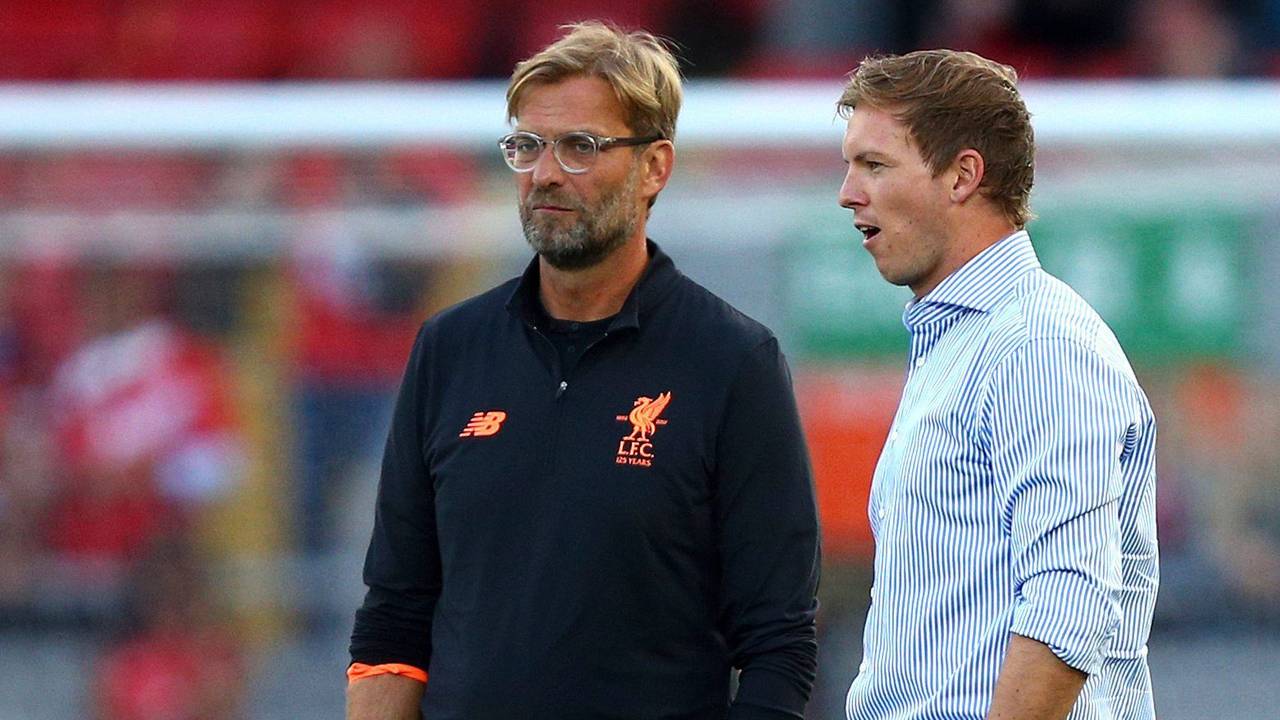 Liverpools Trainer Jürgen Klopp (l) und Hoffenheims damaliger Trainer Julian Nagelsmann sprechen vor dem Spiel miteinander.