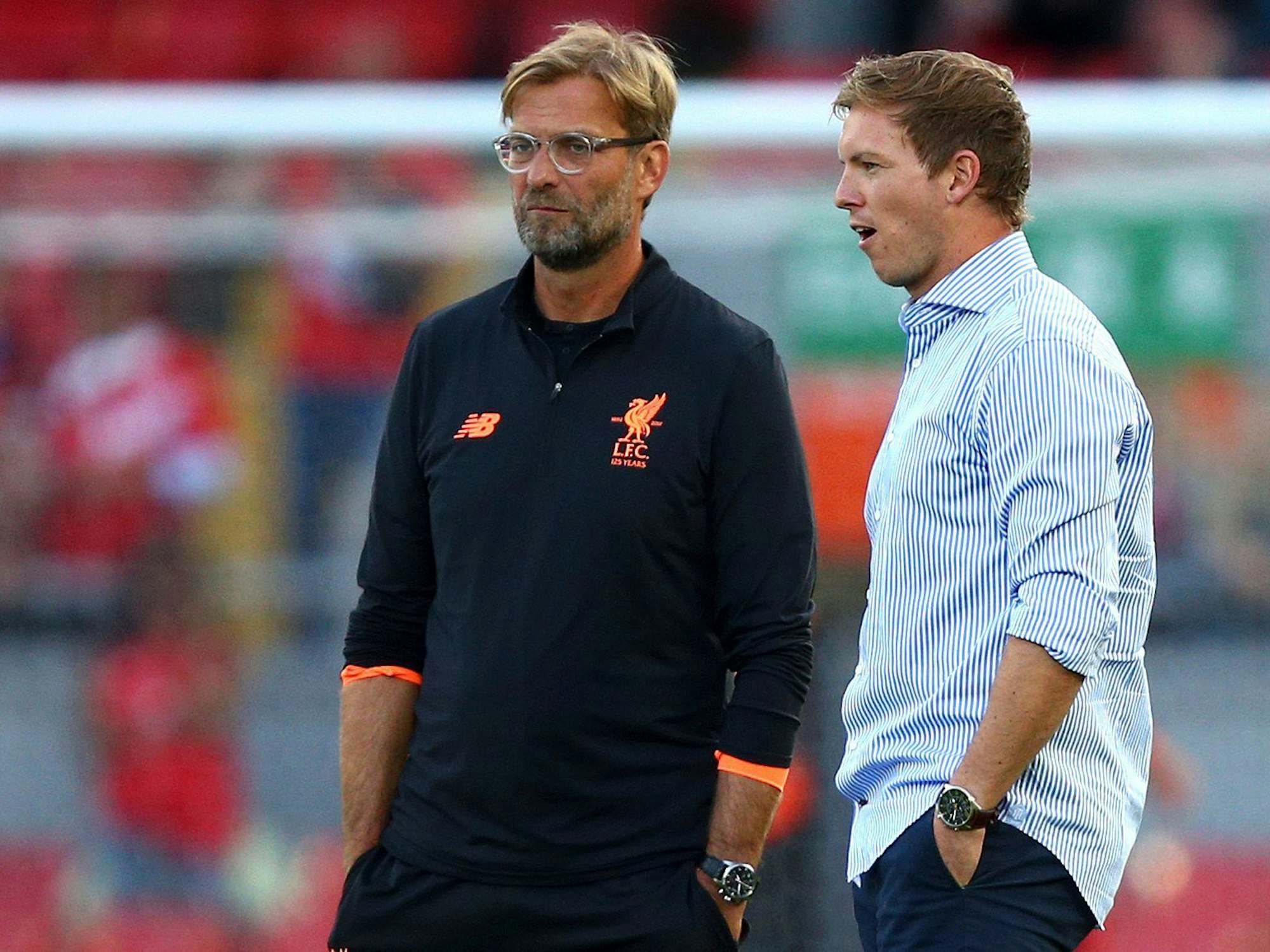 Liverpools Trainer Jürgen Klopp (l) und Hoffenheims damaliger Trainer Julian Nagelsmann sprechen vor dem Spiel miteinander.