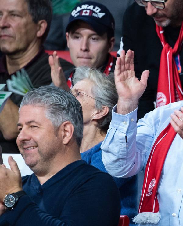 Uli Hoeneß verfolgt begeistert ein Spiel der Bayern-Basketballer.