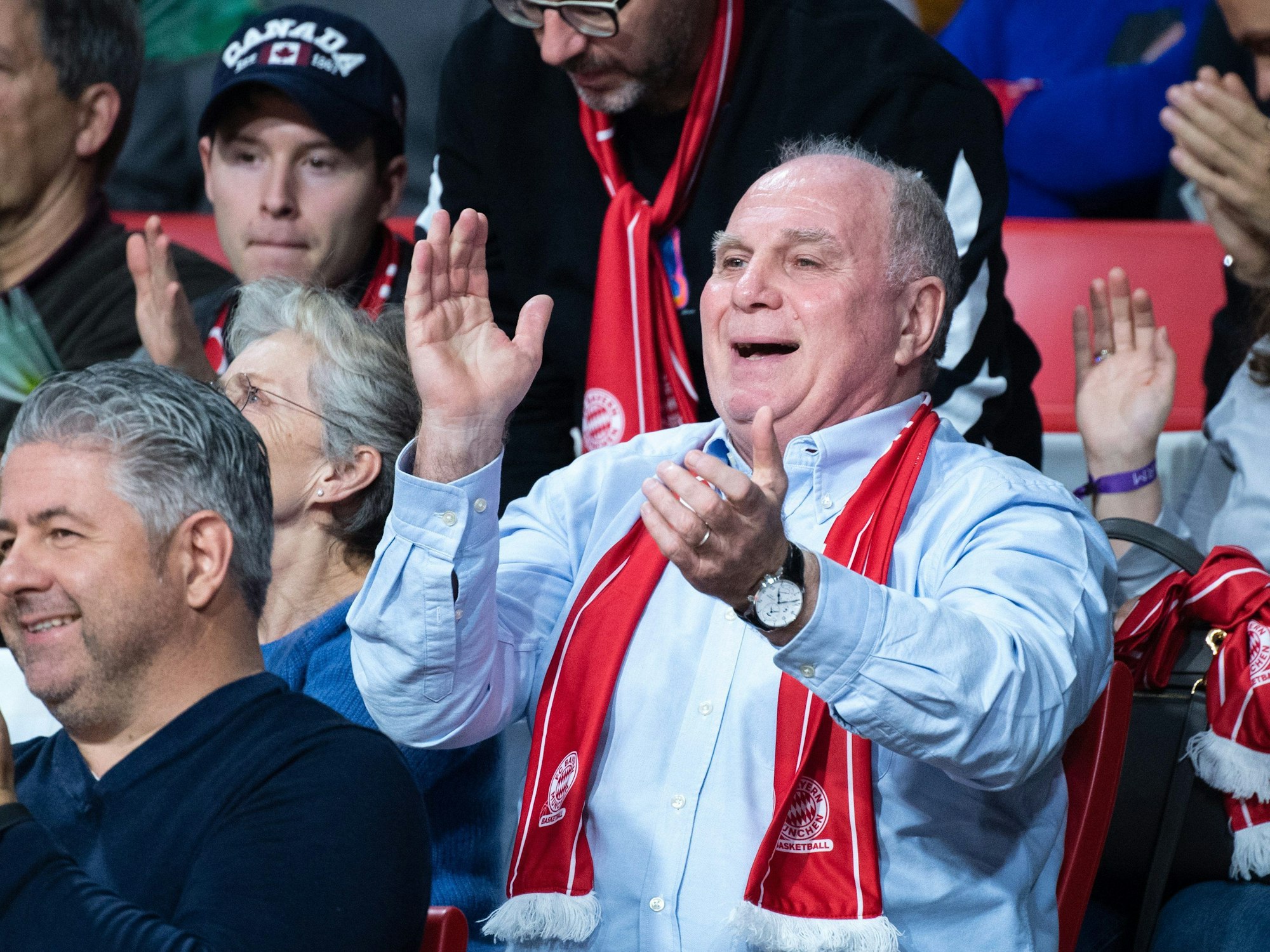 Uli Hoeneß verfolgt begeistert ein Spiel der Bayern-Basketballer.