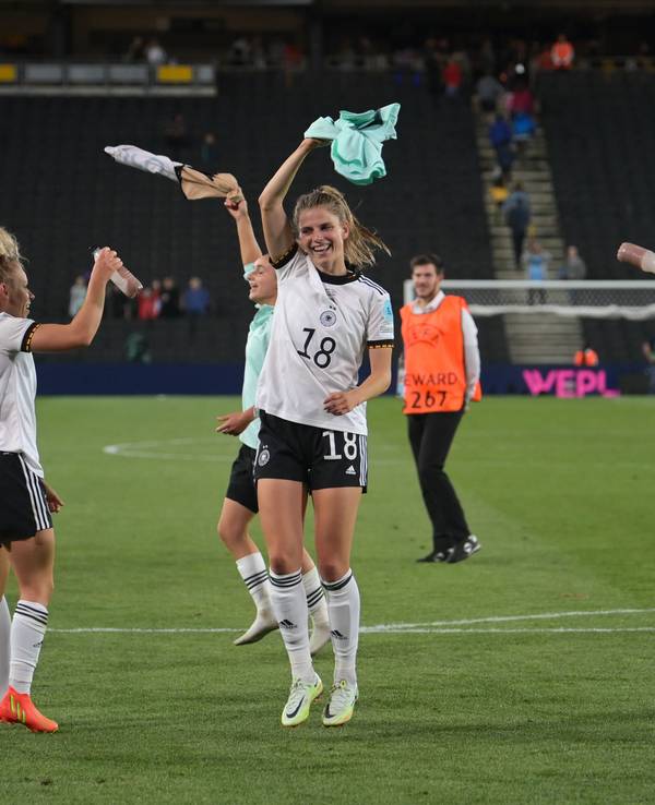 Tabea Kemme jubelt mit ihren Teamkolleginnen über den Finaleinzug bei der EM.