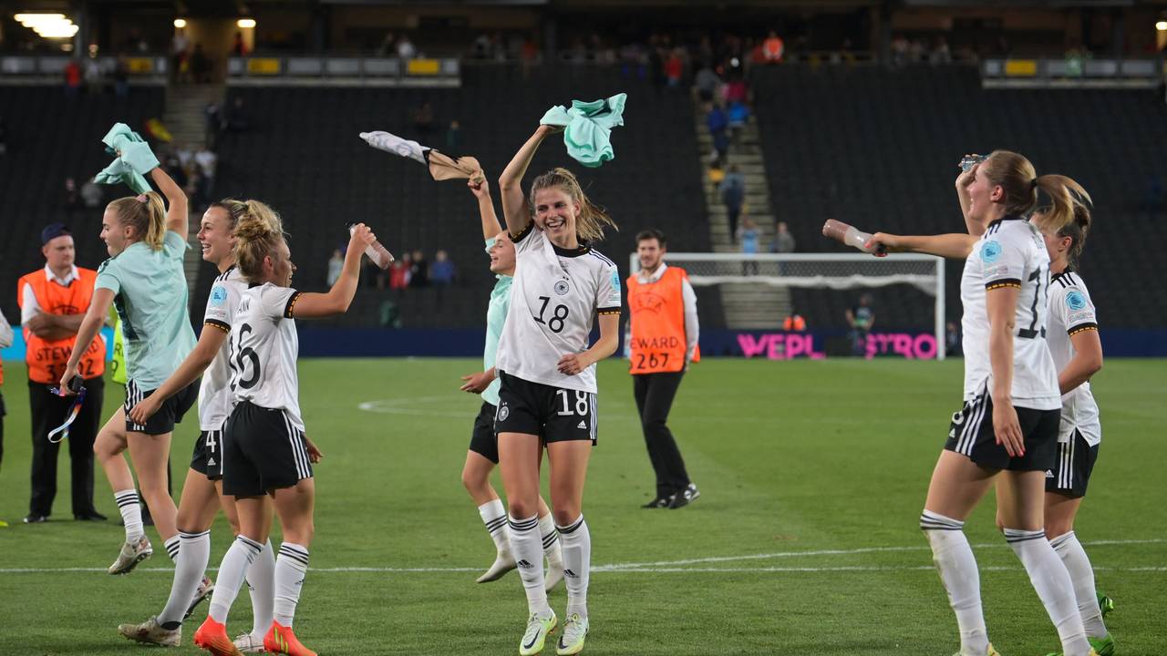 Tabea Kemme jubelt mit ihren Teamkolleginnen über den Finaleinzug bei der EM.