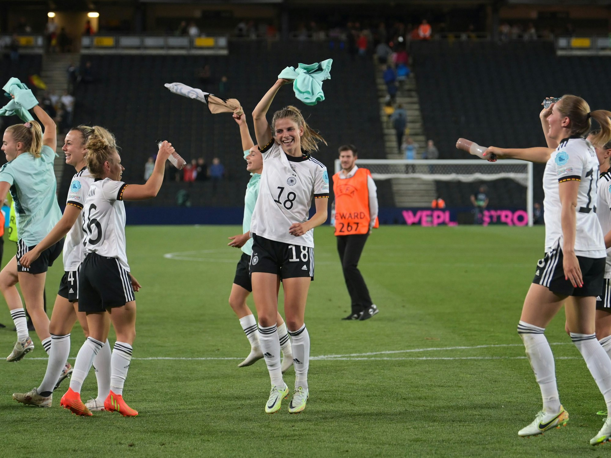 Tabea Kemme jubelt mit ihren Teamkolleginnen über den Finaleinzug bei der EM.