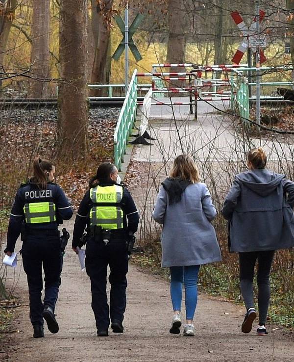 Polizeikräfte suchen im Kölner Stadtwald nach Spuren.