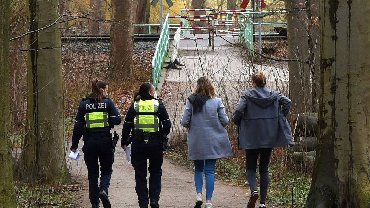 Polizeikräfte suchen im Kölner Stadtwald nach Spuren.