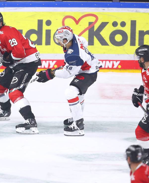 Andrej Sustr von den Kölner Haien gegen Nürnbergs Jake Ustorf.