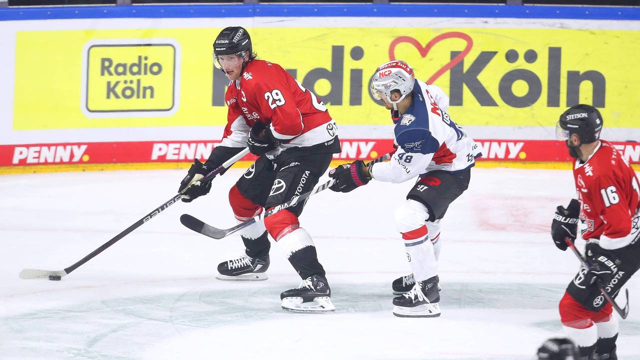 Andrej Sustr von den Kölner Haien gegen Nürnbergs Jake Ustorf.