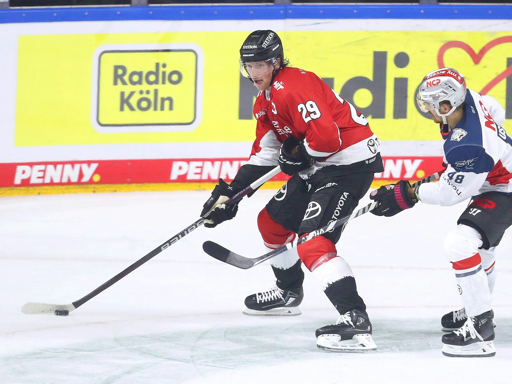 Andrej Sustr von den Kölner Haien gegen Nürnbergs Jake Ustorf.