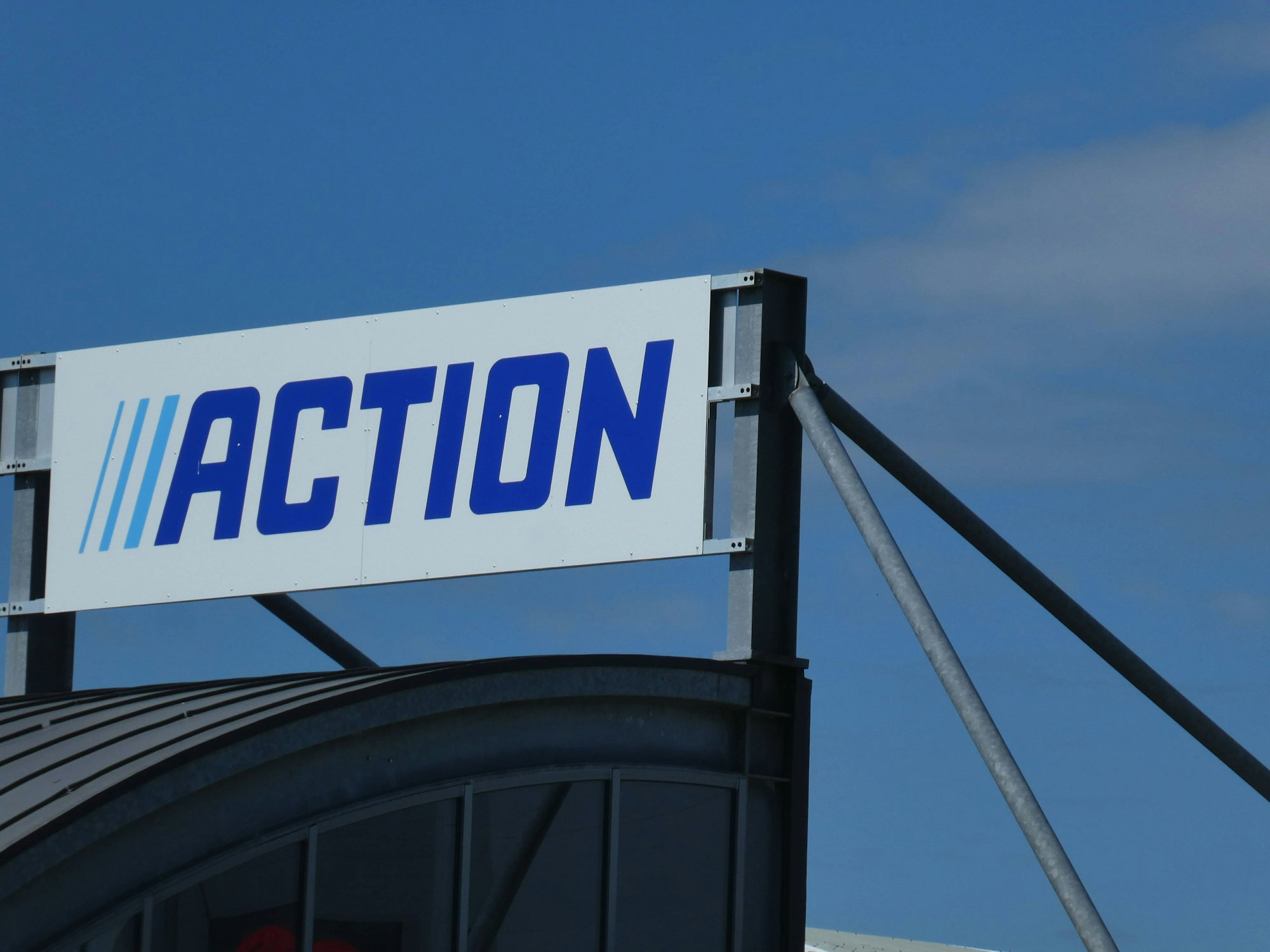 Das Logo des Nonfood-Discounters Action prangt über einer Filiale.